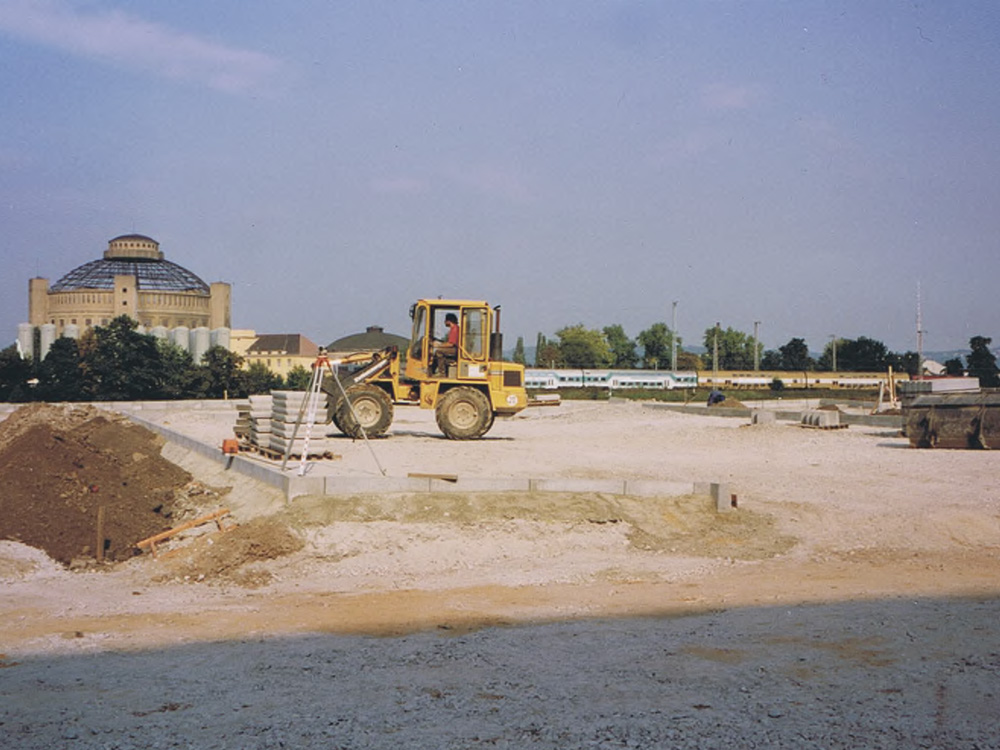 Erdarbeiten im Bauvorhaben Parkplatz Rudolf-Bergander-Ring in Dresden während der Bauphase 1994