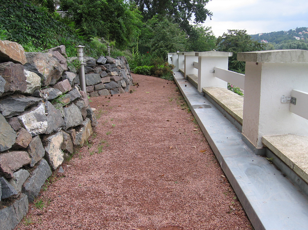 Natursteinmauern auf einem Dresdner Hanggrundstück der Elbe 2006