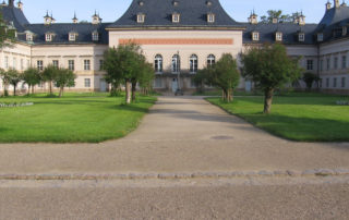 Ansicht des sogenannten Fliederhofes mit sanierten Wegen im Schlosspark Pillnitz in Dresden 2005