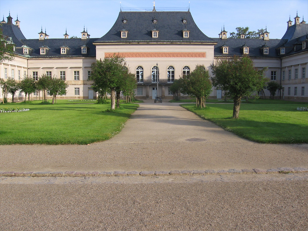 Ansicht des sogenannten Fliederhofes mit sanierten Wegen im Schlosspark Pillnitz in Dresden 2005