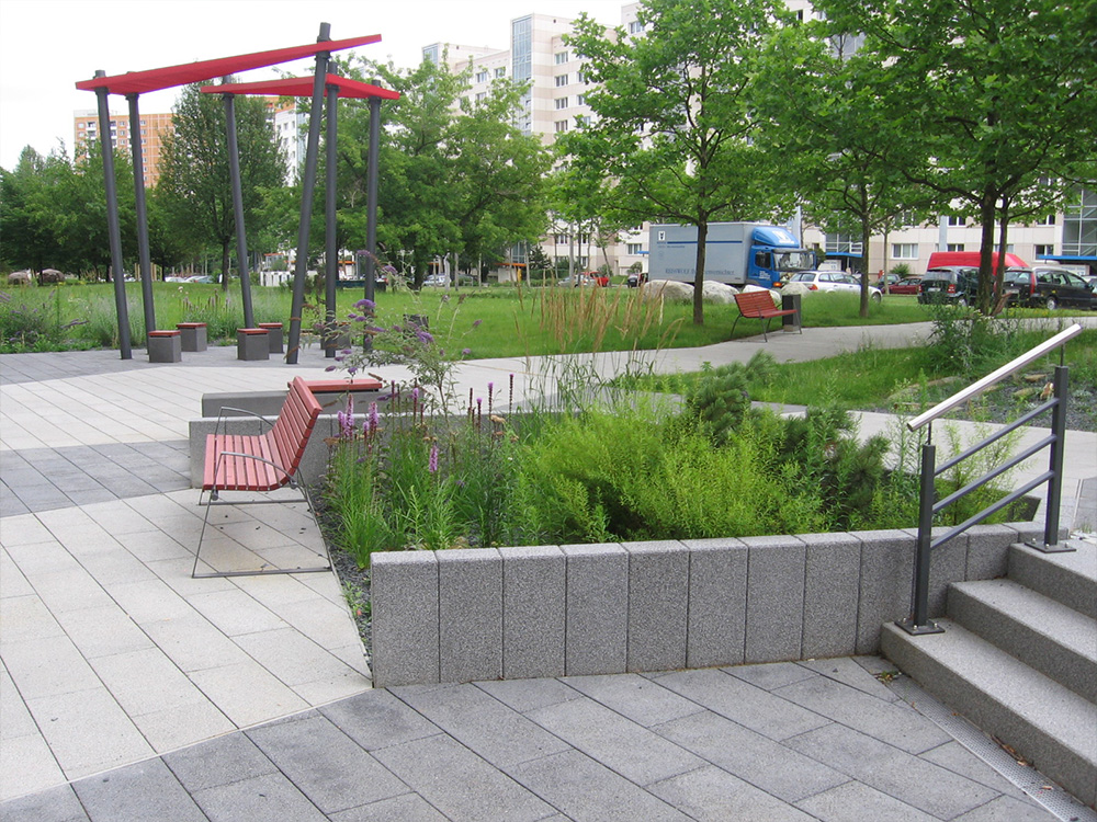 Ansicht Sitzbereiche, gepflasterte Wege, Beetflächen und Pergola, Bauvorhaben Trattendorfer Straße in Dresden 2006