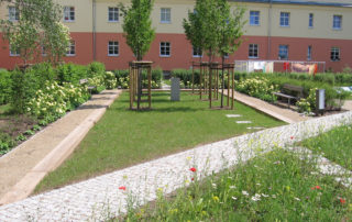 Gestalteter Innenhof mit Senkgarten und Beetflächen, Bauvorhaben Schuchstraße in Dresden 2006