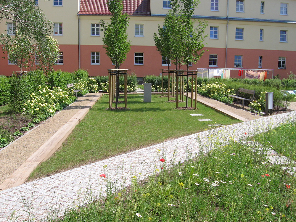 Gestalteter Innenhof mit Senkgarten und Beetflächen, Bauvorhaben Schuchstraße in Dresden 2006