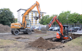 Erdbewegungen und Baggerarbeiten auf dem Sternplatz in Dresden während der Bauphase 2019