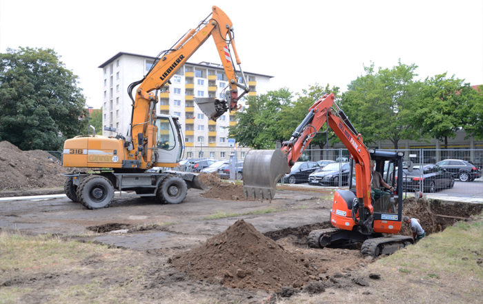 Erdbewegungen und Baggerarbeiten auf dem Sternplatz in Dresden während der Bauphase 2019