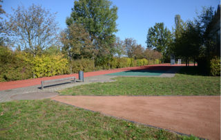 Heutiges Bild der Kugelwurf- und Weitsprunganlage, Sportplatz der 128. Mittelschule am Rudolf-Bergander-Ring in Dresden 2007