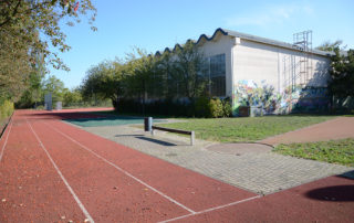Heutiges Bild der Kurzstreckenanlage, Sportplatz der 128. Mittelschule am Rudolf-Bergander-Ring in Dresden, Ausführung 2007