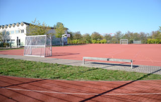 Heutiges Bild des Kunststoff- Sportplatzes der 128. Mittelschule am Rudolf-Bergander-Ring in Dresden, Ausführung 2007