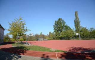 Heutiges Bild des Kunststoff- Sportplatzes der 128. Mittelschule am Rudolf-Bergander-Ring in Dresden, Ausführung 2007