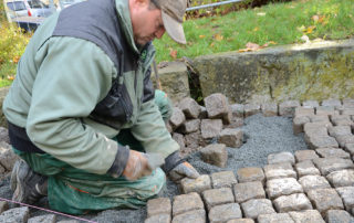 Pflasterarbeiten beim Bauvorhaben Spazierweg am Geberbach in Dresden während der Bauphase 2019