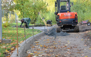 Setzen der Einfassung beim Bauvorhaben Spazierweg am Geberbach in Dresden während der Bauphase 2019