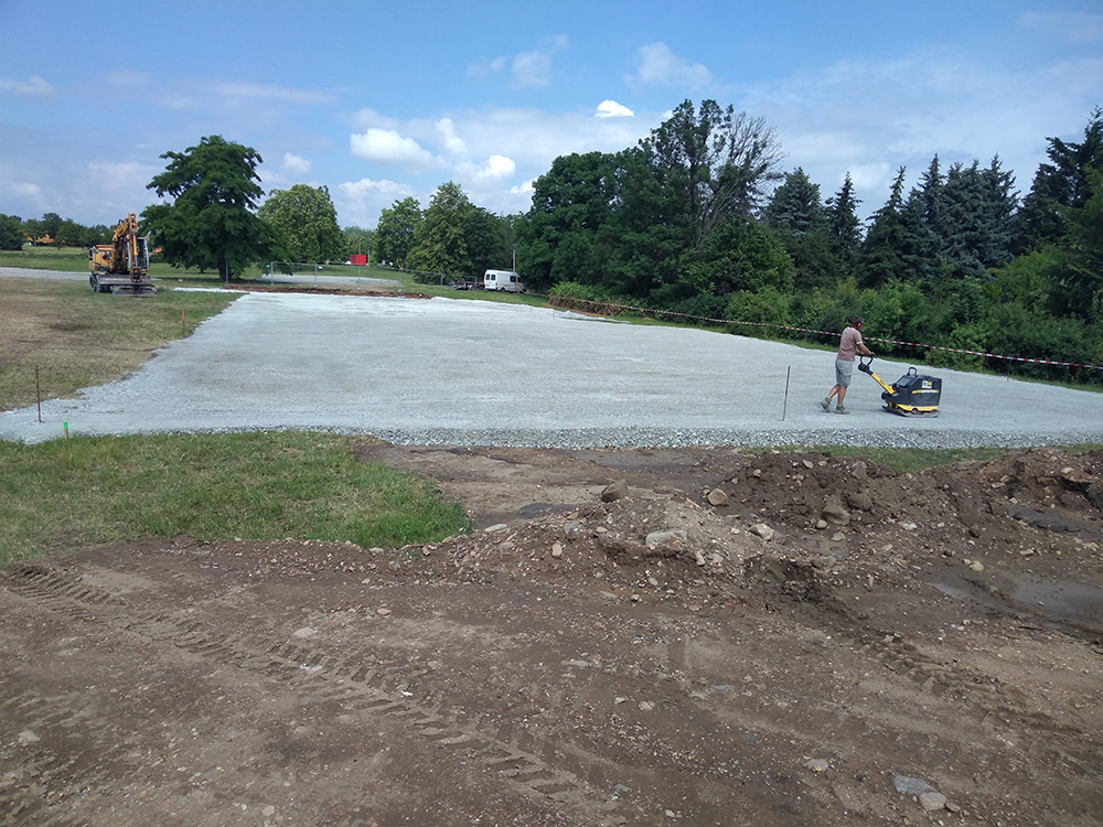 Anlegen der befestigten Flächen des neuen Standortes der Neuen Waldorfschule Dresden auf der Heinrich-Mann-Straße während der Bauphase 2019