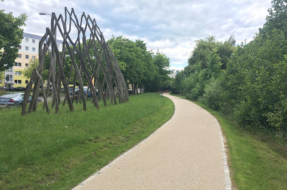 Neu gebauter Spazierweg am Geberbach schlängelt sich durch eine Wiesenlandschaft